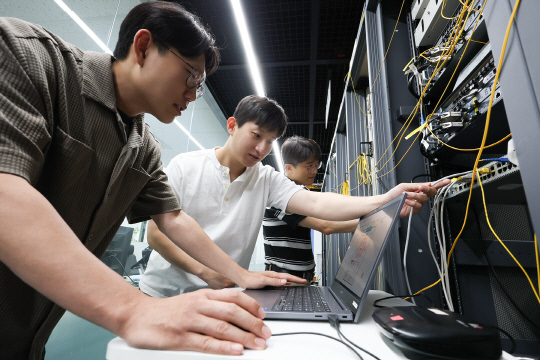 KT 직원들이 차세대 기가 이더넷 스위치(New 5G-GES) 장비 점검을 진행하고 있다. KT 제공